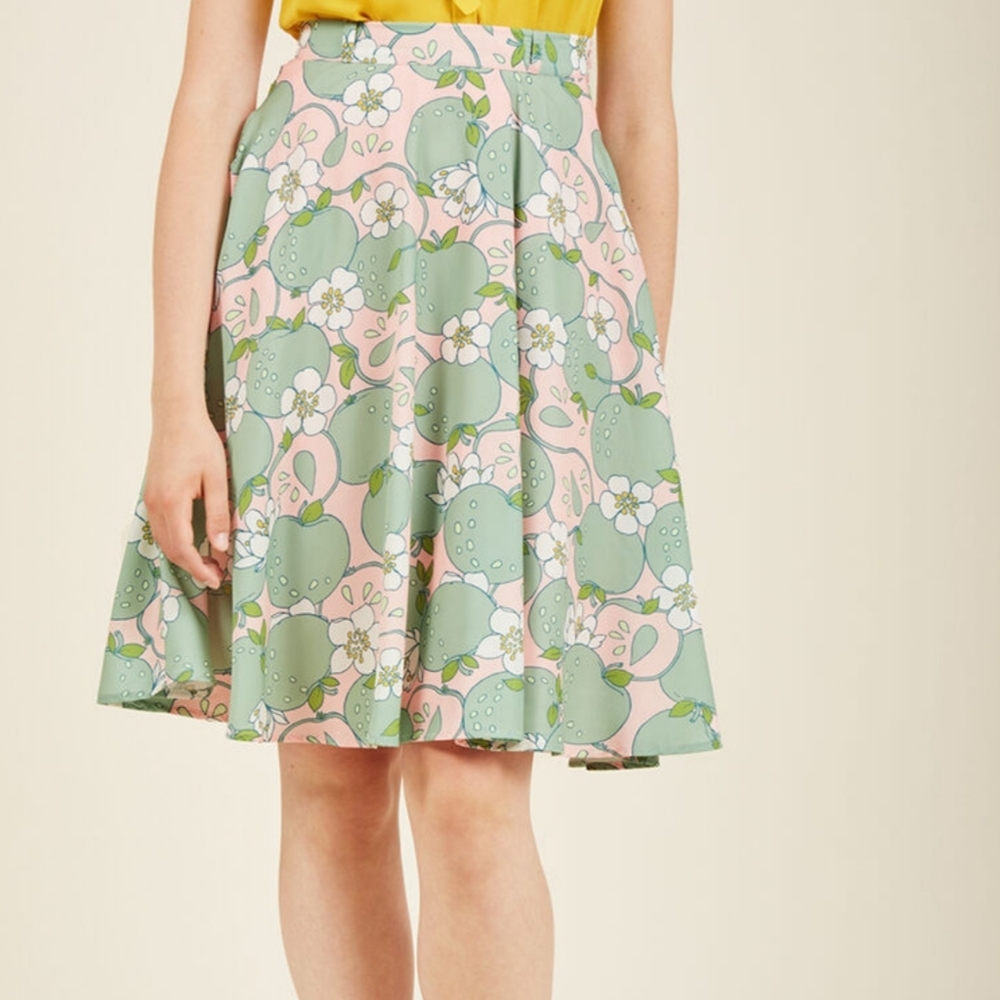 Marvelous Midi Skirt w Pockets in Apples Medium
